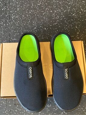 OOFOS Women's Black Slip-On Athletic Recovery Shoes with Neon Green Footbed 9.5w
